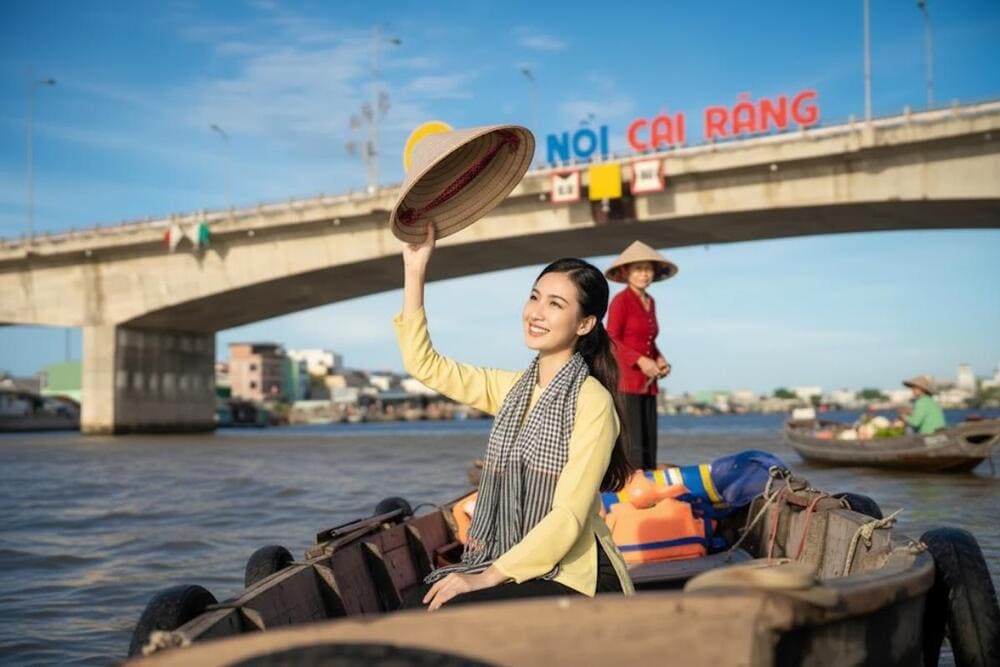 Chợ nổi C&aacute;i Răng l&agrave; biểu tượng đặc trưng cho văn h&oacute;a s&ocirc;ng nước miền T&acirc;y c&aacute;ch trung t&acirc;m th&agrave;nh phố khoảng 6km